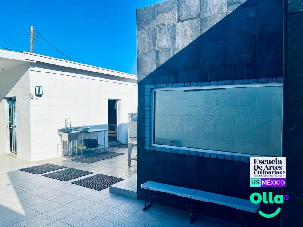 Acceso exterior de las instalaciones con área de lavado
